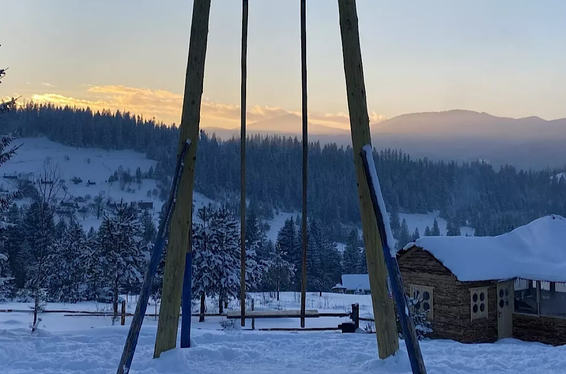 Картинка качеля в микуличине